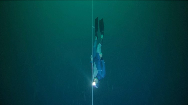 Must See! Watch French Freediver Break World Record by Diving Down Nearly 394 Feet