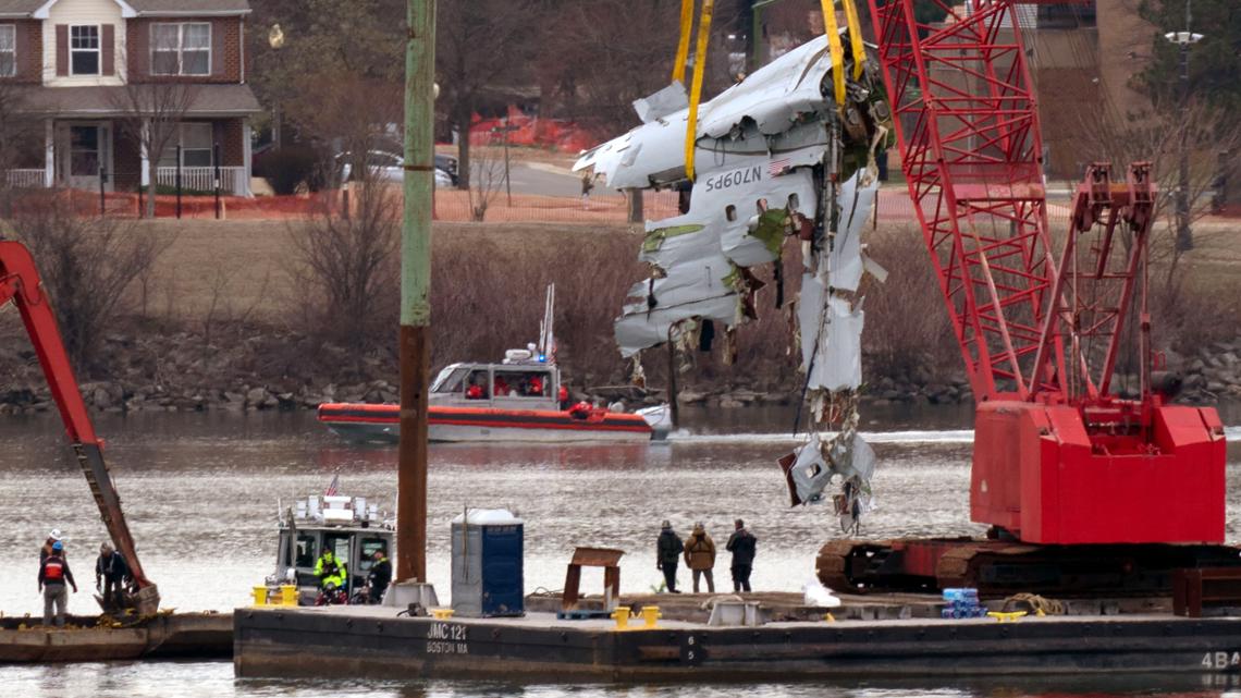 DC plane crash updates: Salvage crews removing American Airlines jet ...
