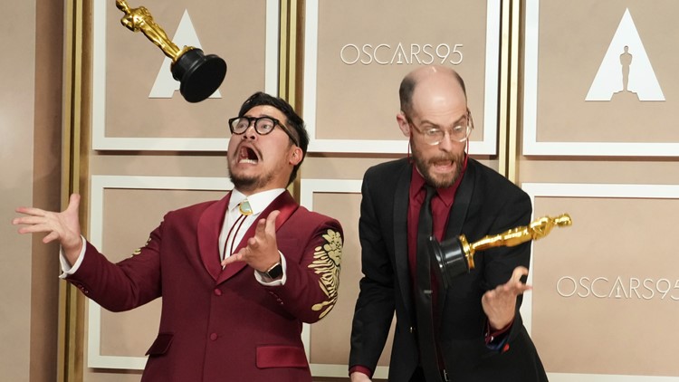 Moms take center stage in Oscar winners' speeches