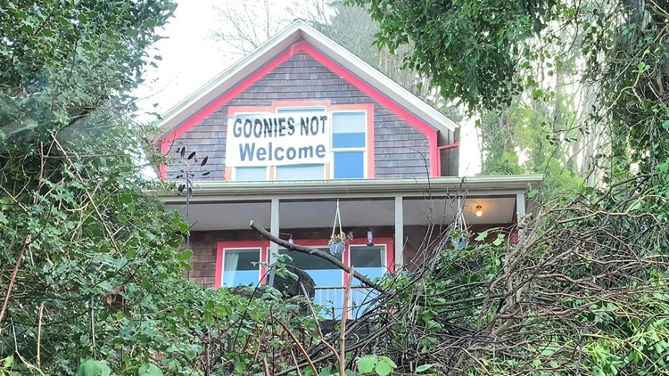 New 'Goonies' house owner's neighbor hangs banner telling movie fans to stay away