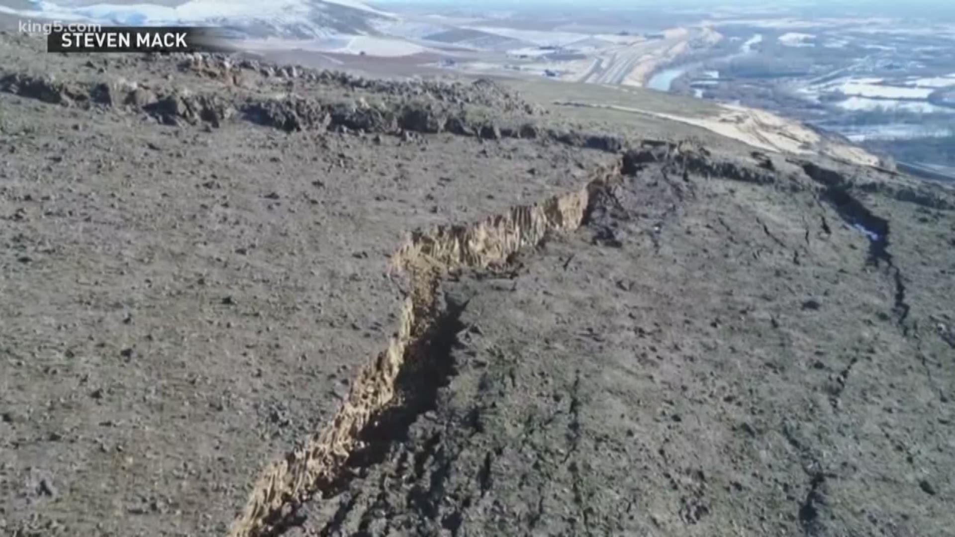 Huge Ridge Cracks Near Yakima Prompts Evacuation Warning | wfmynews2.com