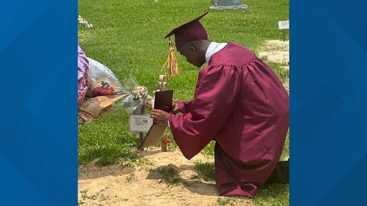 'A bittersweet moment' : High School grad touches hearts after posing for photo at mother's gravesite