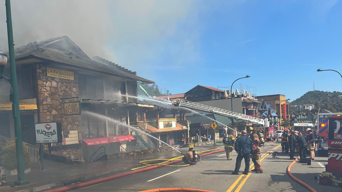 Gatlinburg Fire Department responds to fire at shopping center on the Parkway - Vimarsana News