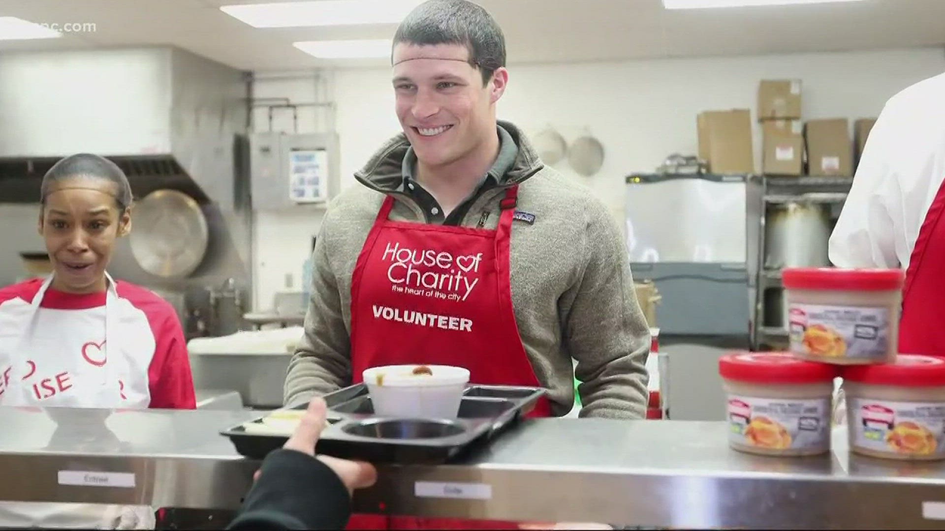 Panthers linebacker Luke Kuechly teamed up with Campbell's Chunky Soup to serve meals at a soup kitchen in Minneapolis ahead of Super Bowl 52.