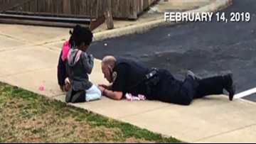 Police Officer ‘Steals Hearts’ After Playing Dolls With Little Girls