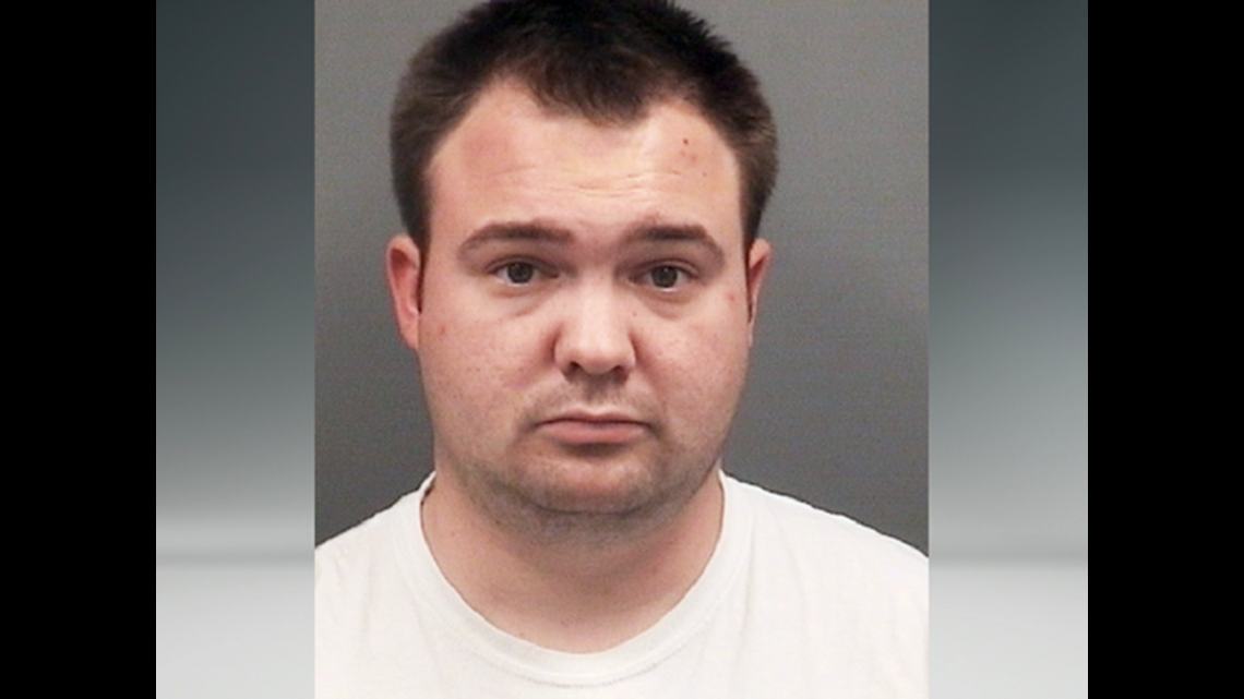 Police: youth pastor steals phone, calls back to apologize and return it,  gets arrested By Oeret Wheenant Oct 7, 2074 at 1.50 EDT Dreamybull 2014  SALISBURY, NC (WEETV) A man deetifying a