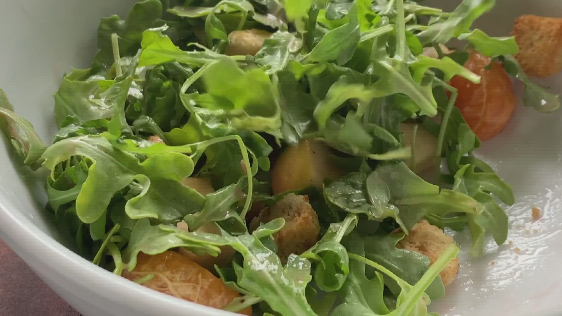 Consumer Reports looks at bagged, whole heads, and hydroponic lettuce.