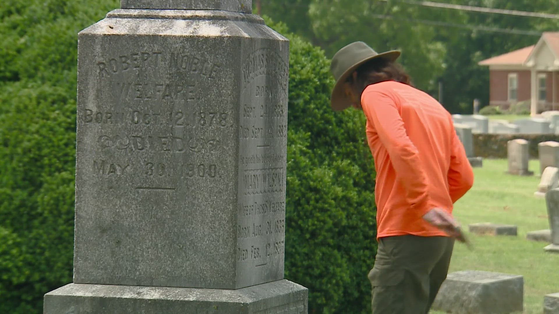 group-looks-for-answers-at-lexington-city-cemetery-wfmynews2