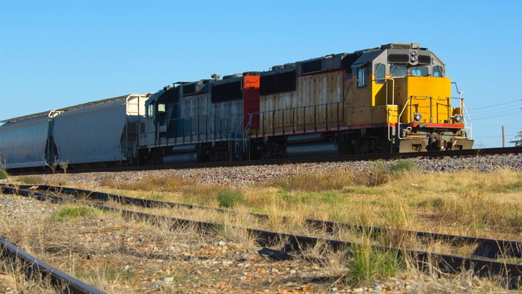 railroads offering up to $25,000 in signing bonuses for new