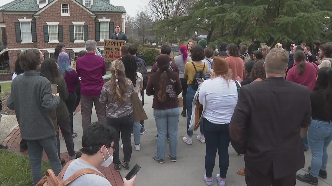 UNCG faculty show displeasure with proposed program cuts | wfmynews2.com