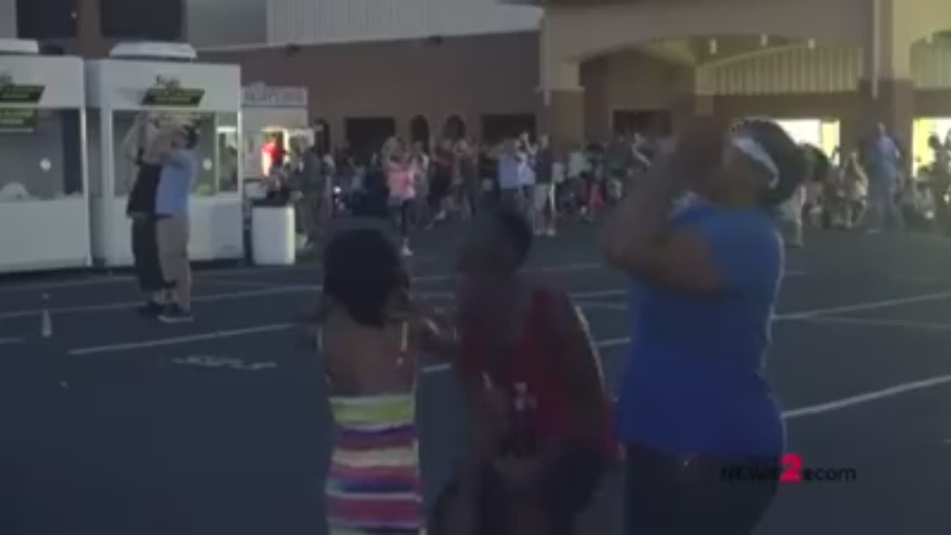 Family sees total eclipse and their reaction will make you feel like you're there.