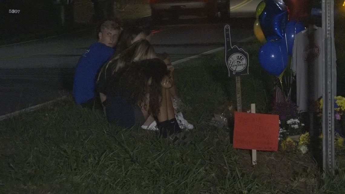 Friends gather to remember two teens killed in Oak Ridge crash