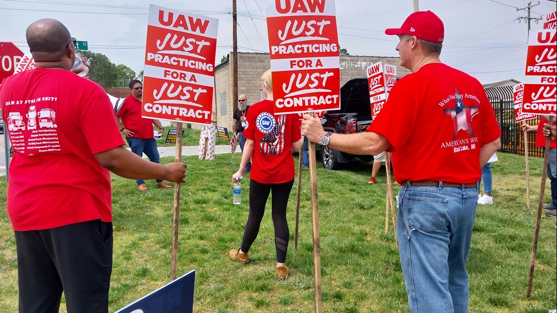 Thomas built Buses workers requesting better pay | wfmynews2.com