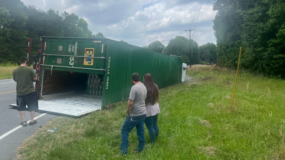 Overturned traffic trailer on New Walkertown Rd, Winston-Salem - Vimarsana News