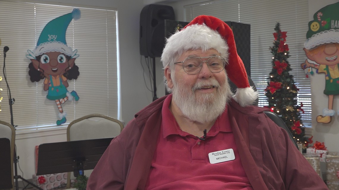 Former theatre teacher puts on shows at retirement home - Vimarsana News