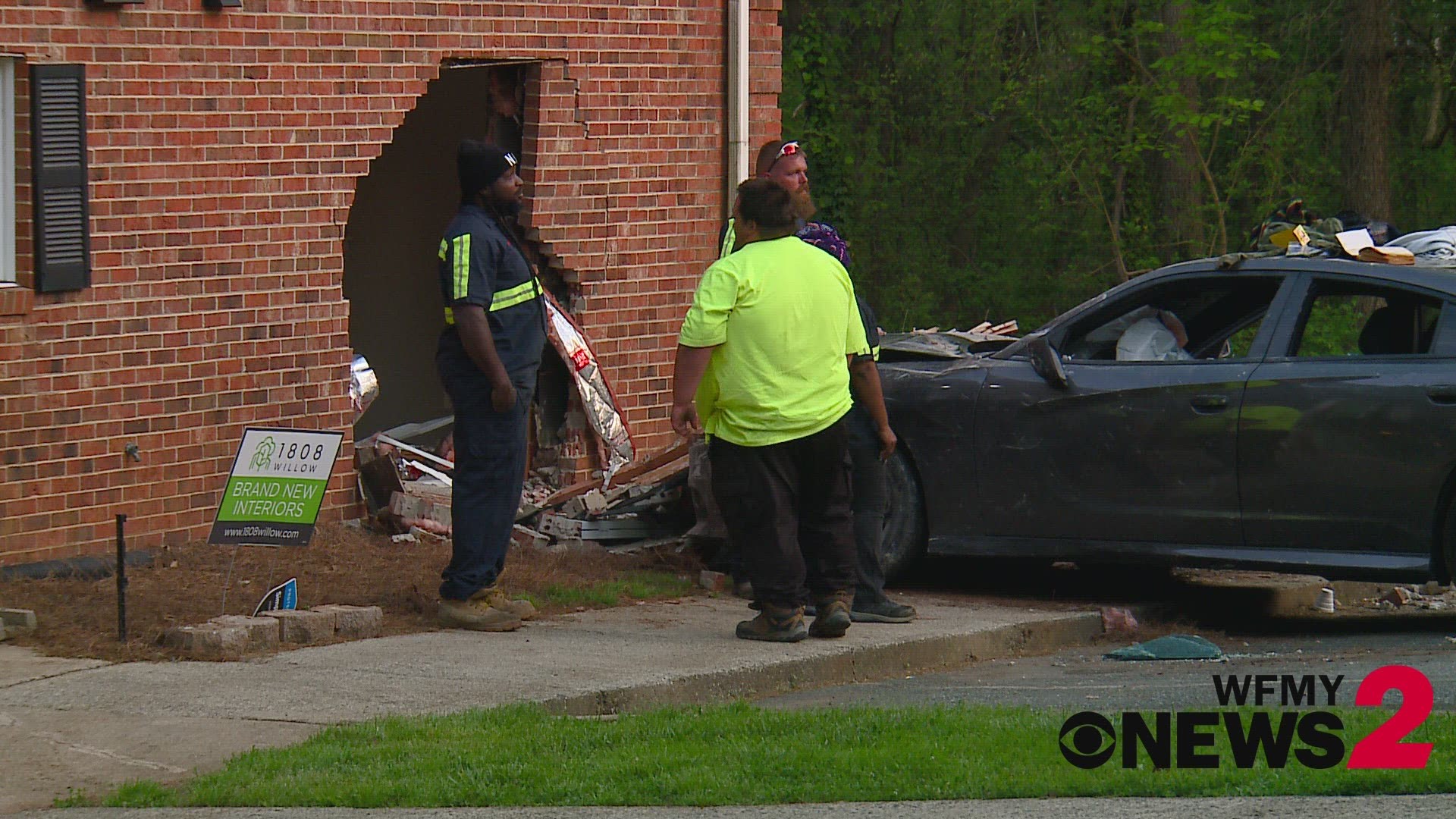 Car crashes into Greensboro apartment buliding