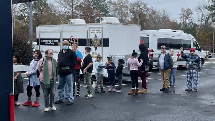 Moore County neighbors turn to shelters amid power outage