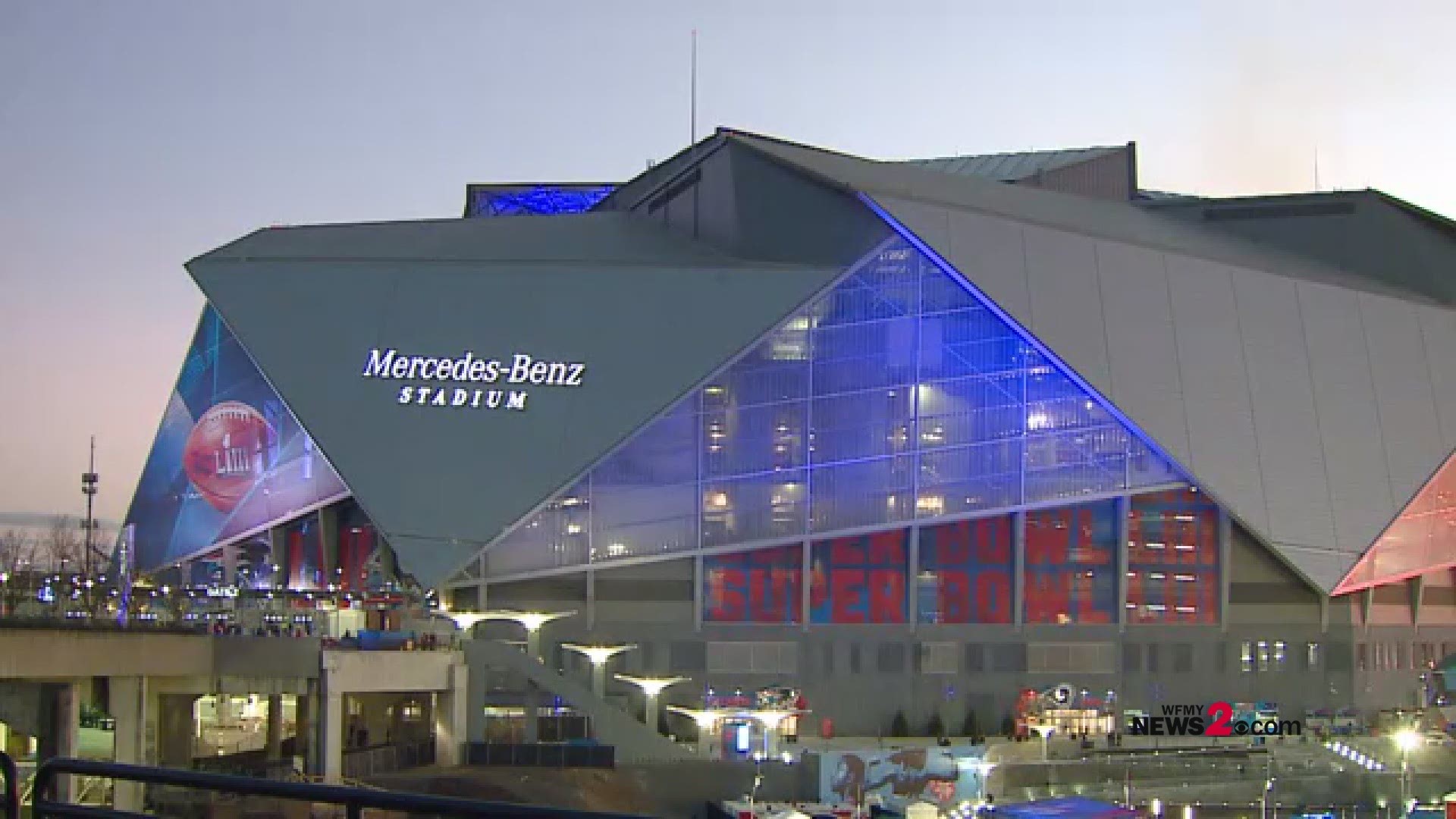 Open and close sesame! Mercedes-Benz Stadium closes its gigantic retractable roof ahead of Super Bowl 53 kickoff. The roof has eight petals that weigh 500 tons each and can open and close in eight minutes.
