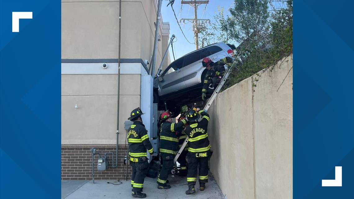 Van crashes into building in Asheboro - Vimarsana News