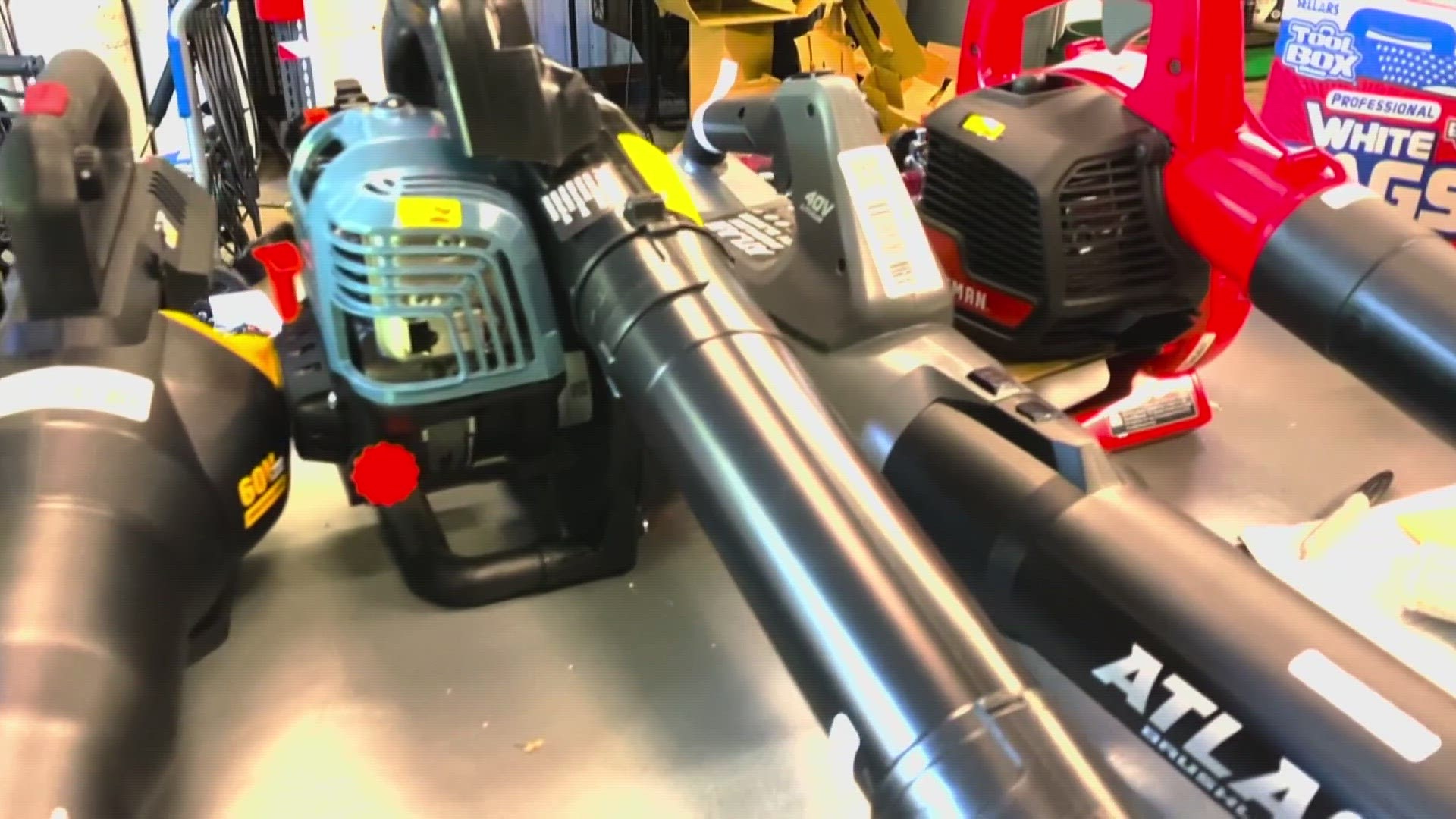 How to Change the Leaf Blower From Vacuum to Blower