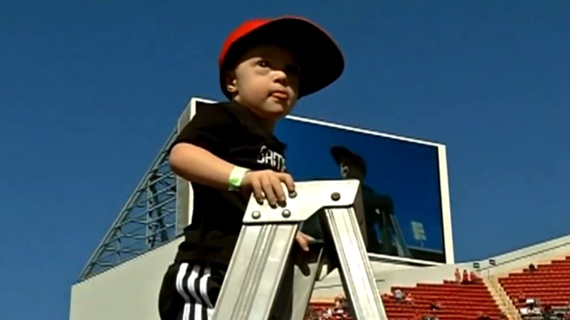 Allen Norton leads Louisville Cardinals band during halftime