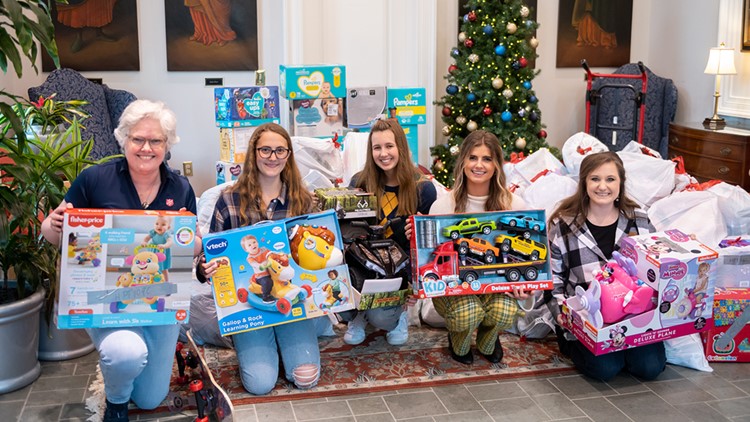 HPU students raise money to buy Christmas gifts for children