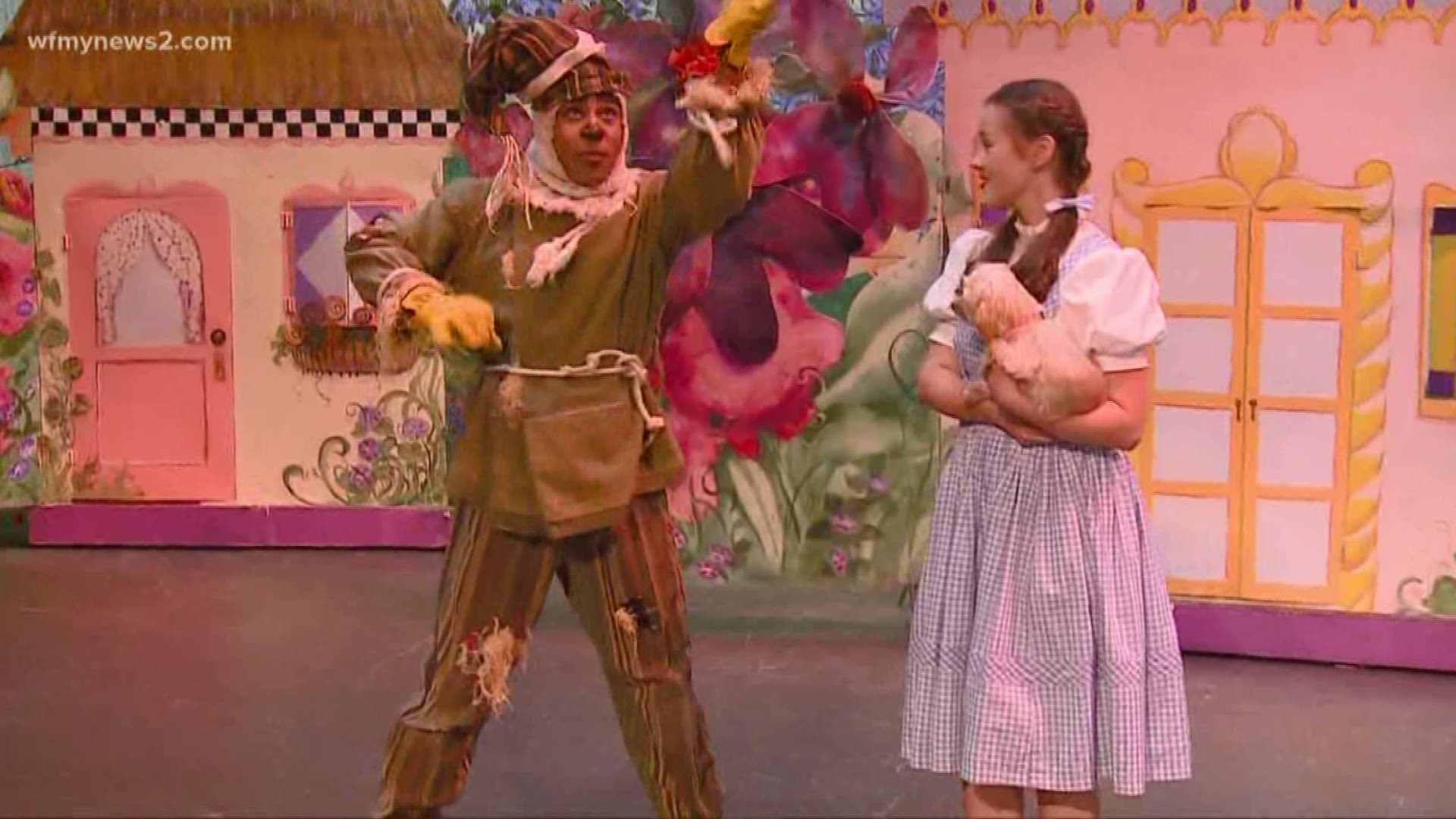 Wizard Of Oz Cast Preforms 'If I Only Had A Brain'