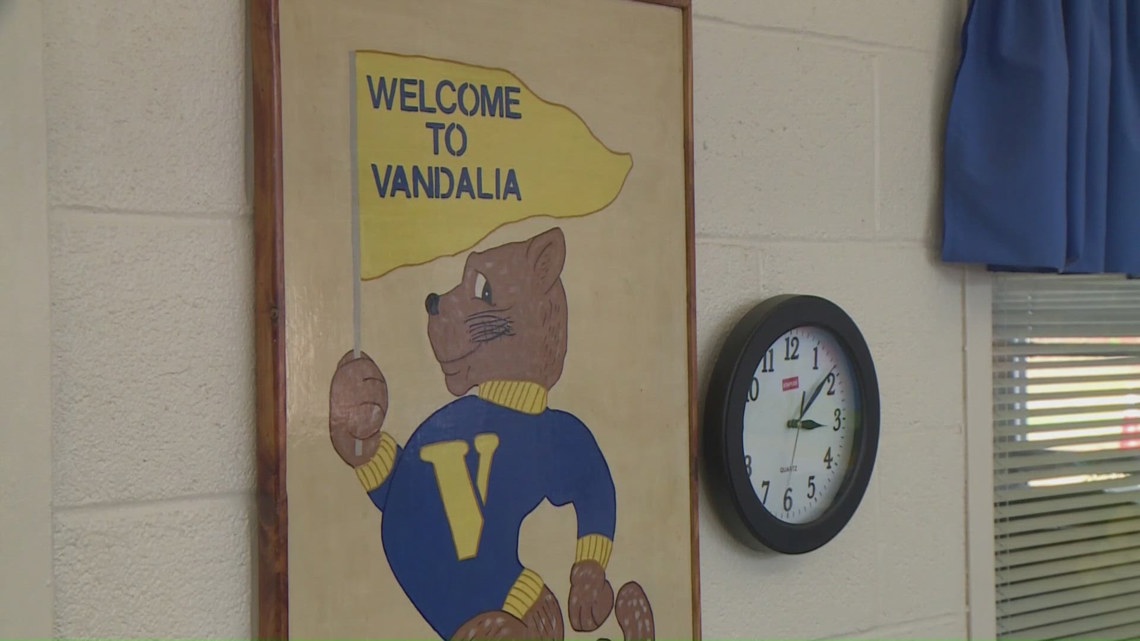 'It's the end of an era': Former students, teachers say goodbye to Vandalia Elementary