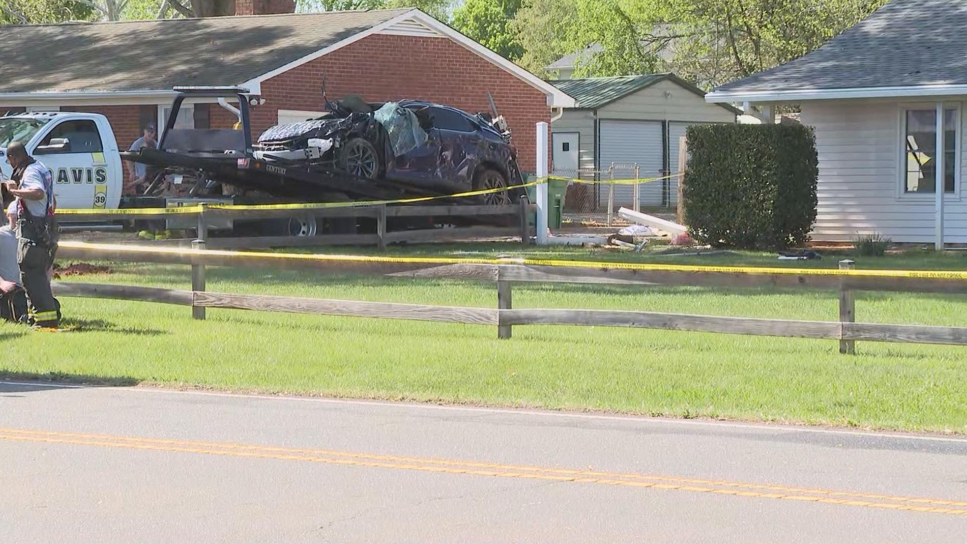 Vehicle crashes into house, causes gas leak in Clemmons | wfmynews2.com