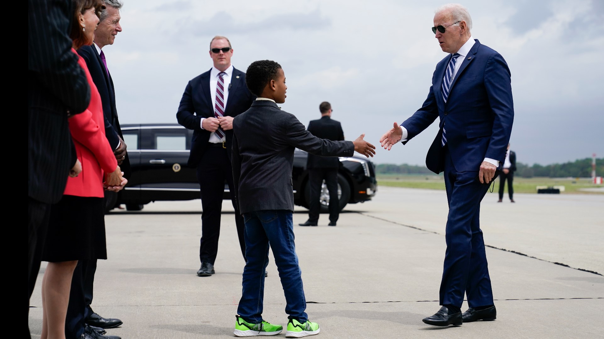 Biden lands at GNV airport, visits Live Oak