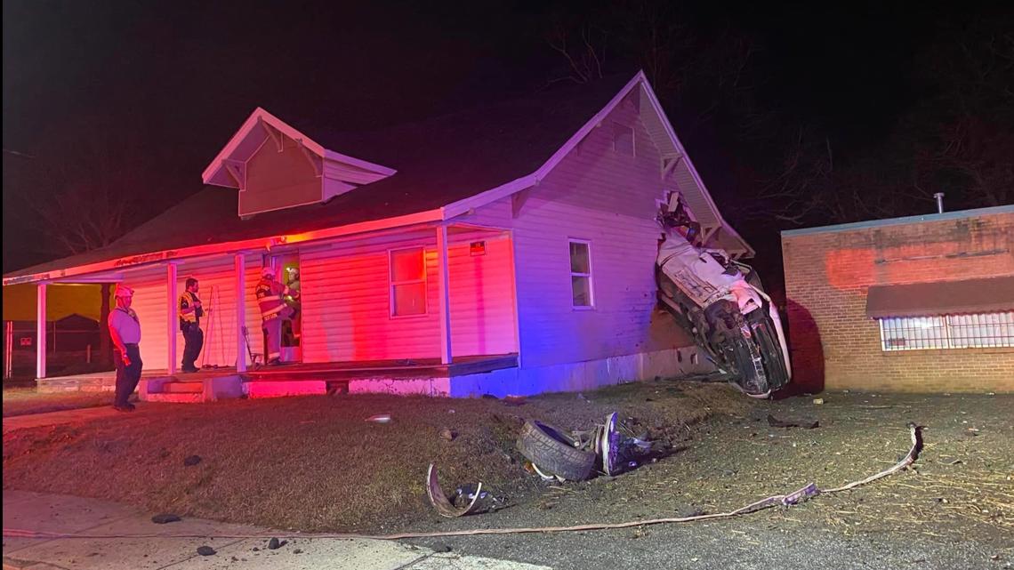 Truck crashes into a home in High Point - Vimarsana News