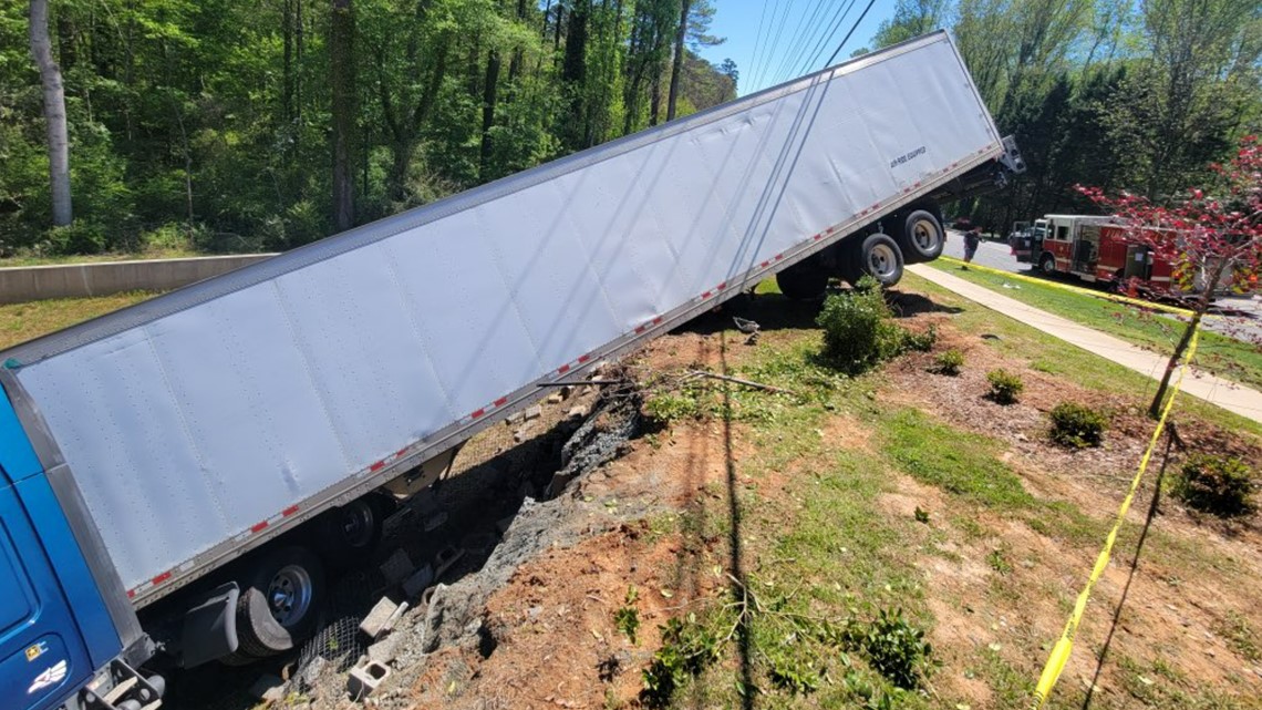 Tractor trailer crash shut lanes down on Robinhood Road - Vimarsana News