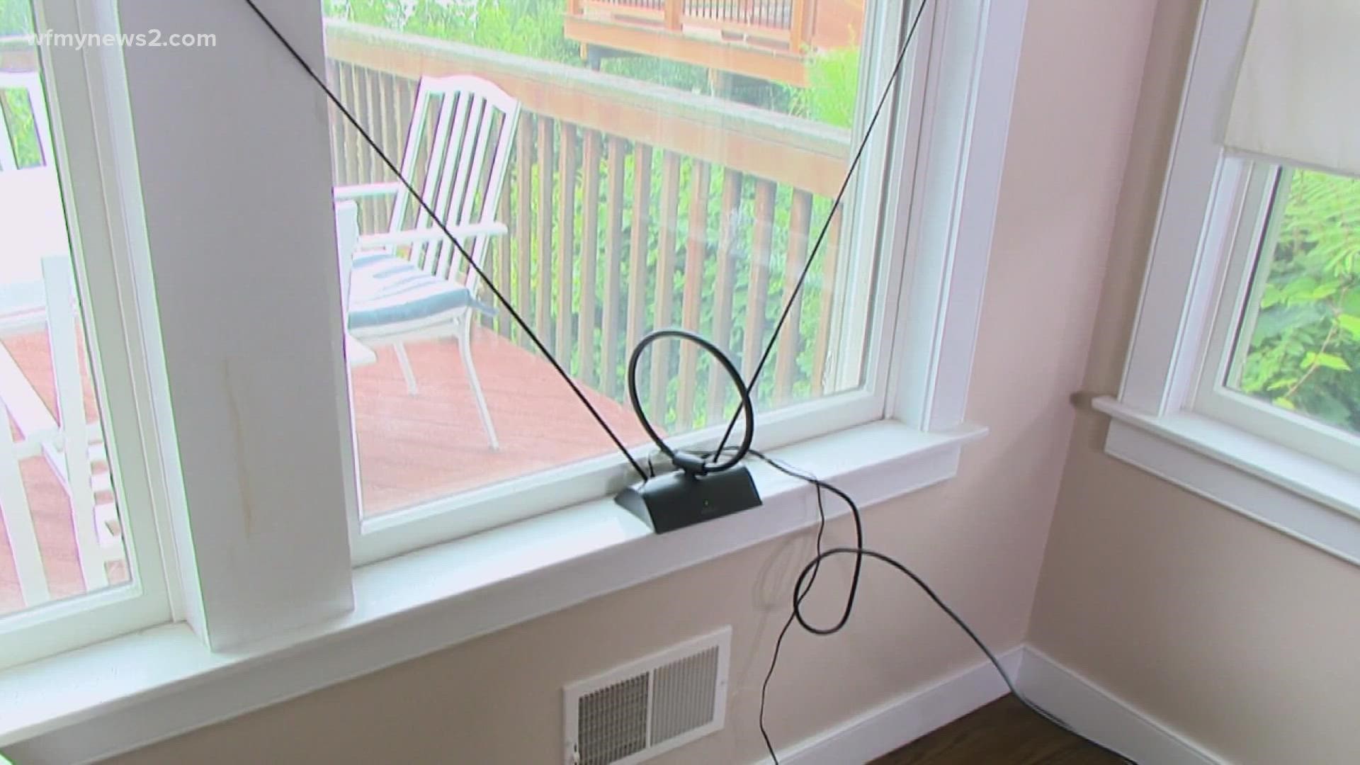 Consumer Reports recently tested indoor antennas of different shapes and sizes in homes both in the city and in the suburbs.