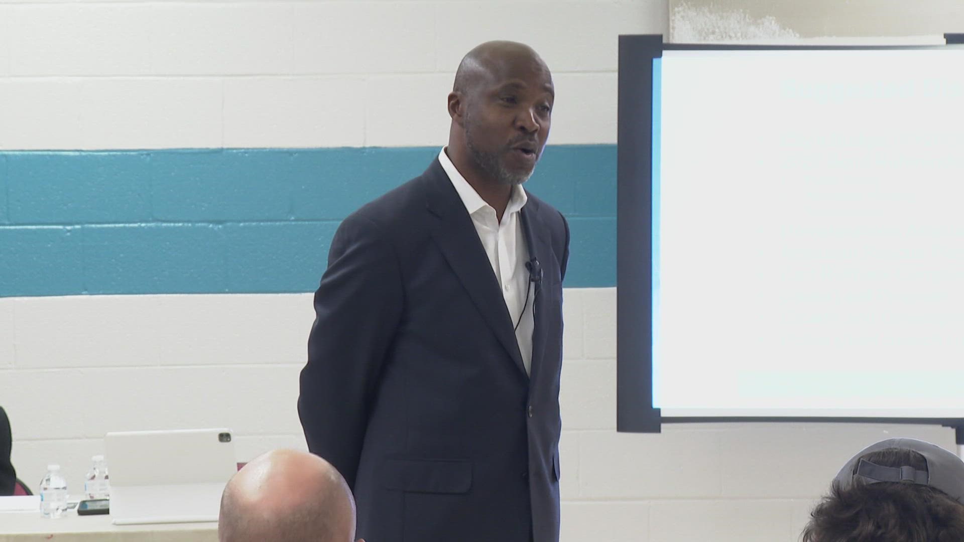 Taiwo Jaiyeoba held a town hall Monday night to answer questions about crime, the city’s police search and homelessness.