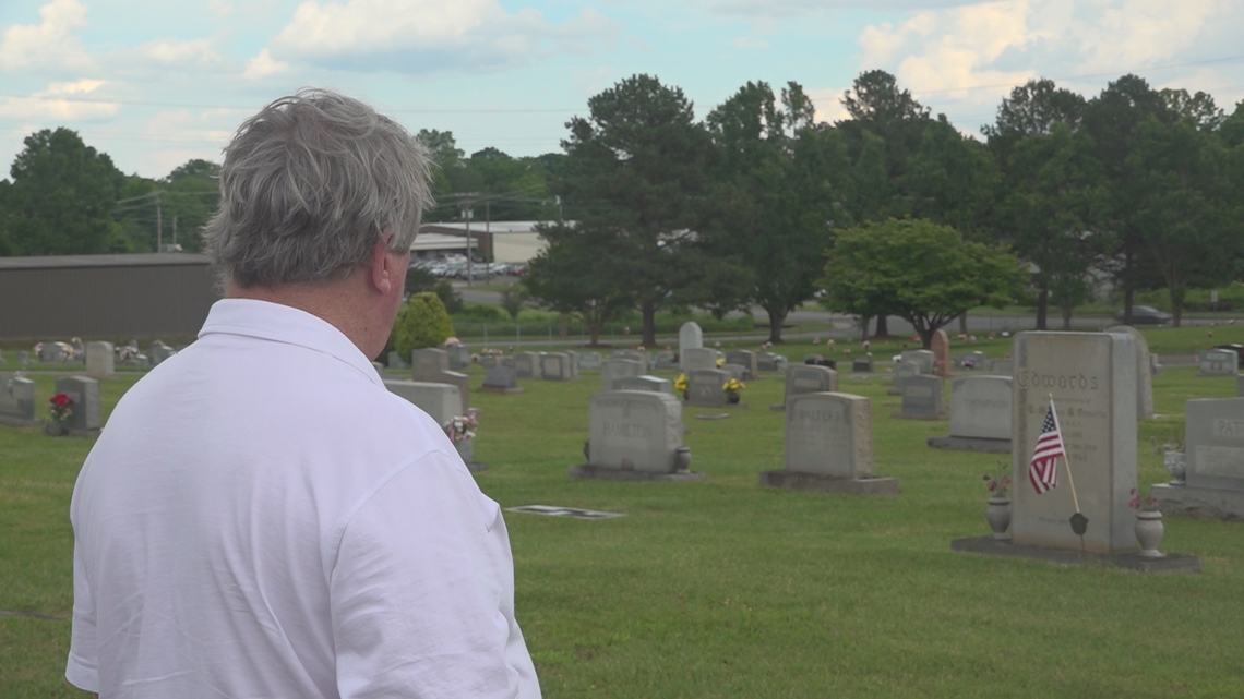For decades a Burlington man puts flags on fallen veteran graves - Vimarsana News