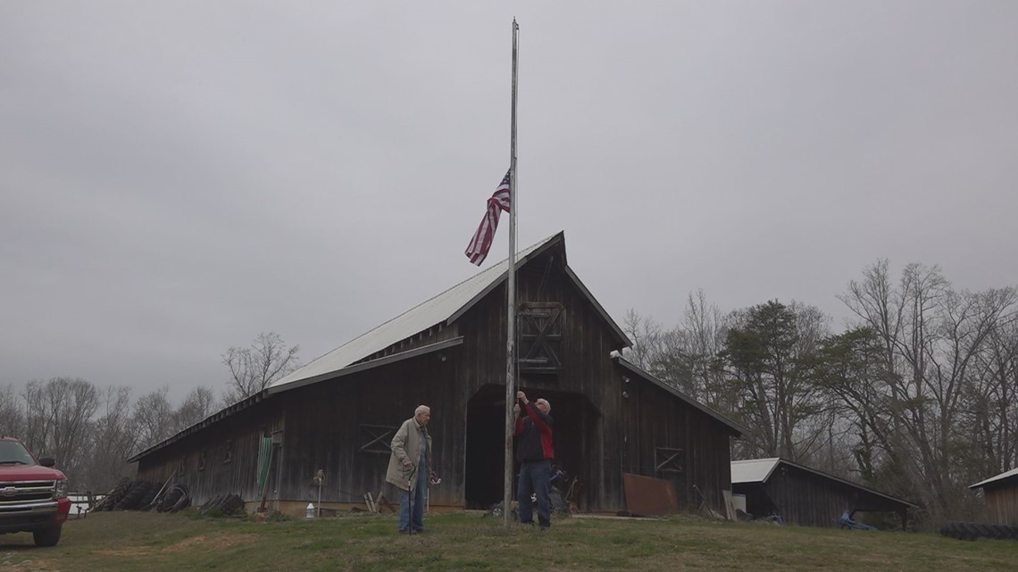 Gold Star father replaces American flags for free in honor of son - Vimarsana News