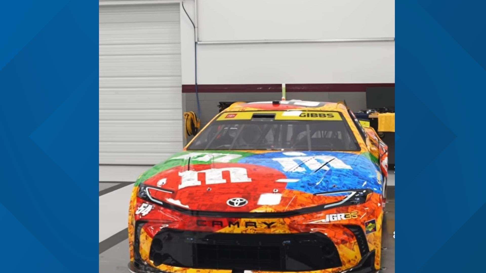 凯尔·布​​希 (Kyle Busch) 的 M&M 纪念车在布里斯托尔 NASCAR 比赛前亮相