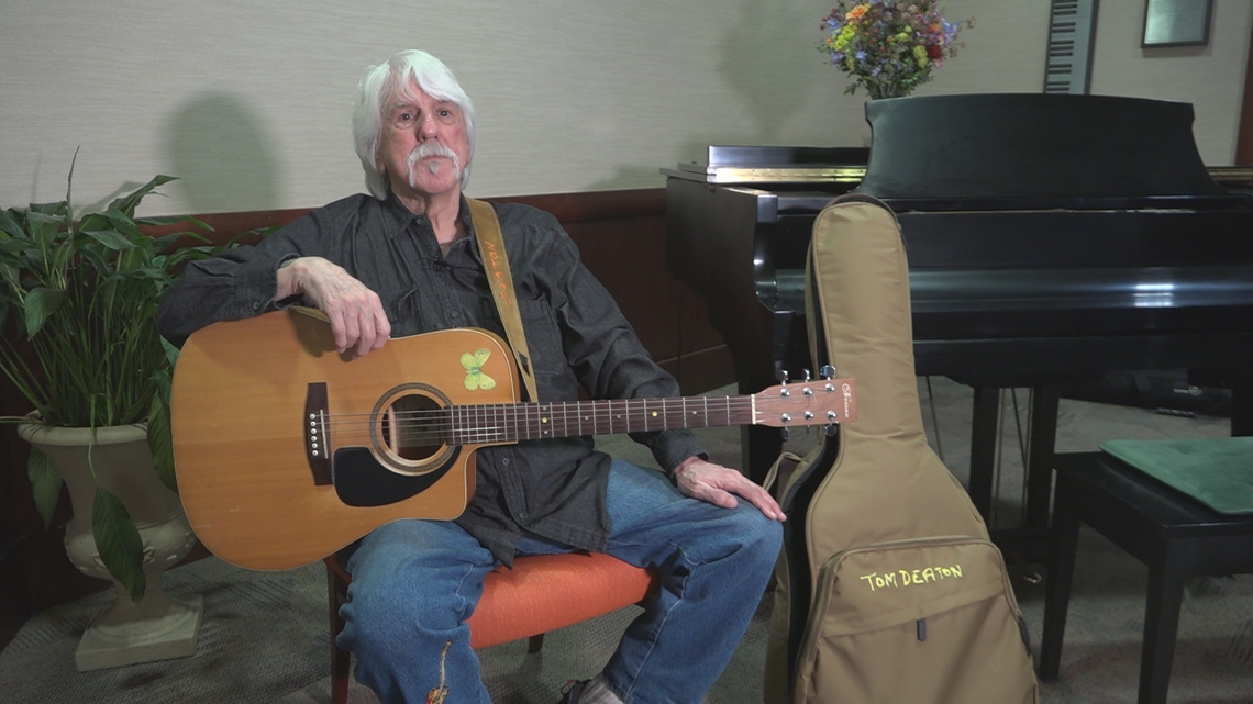 Navy veteran uses guitar to comfort cancer patients at Novant Health
