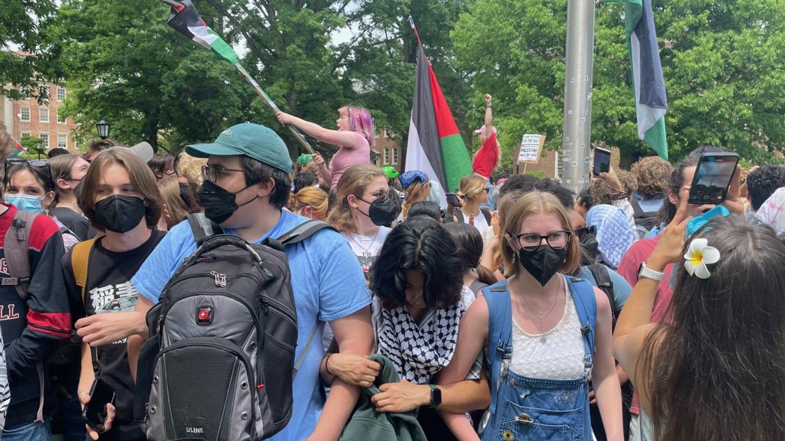 Pro-Palestine demonstrations continue at UNC following arrests - Vimarsana News