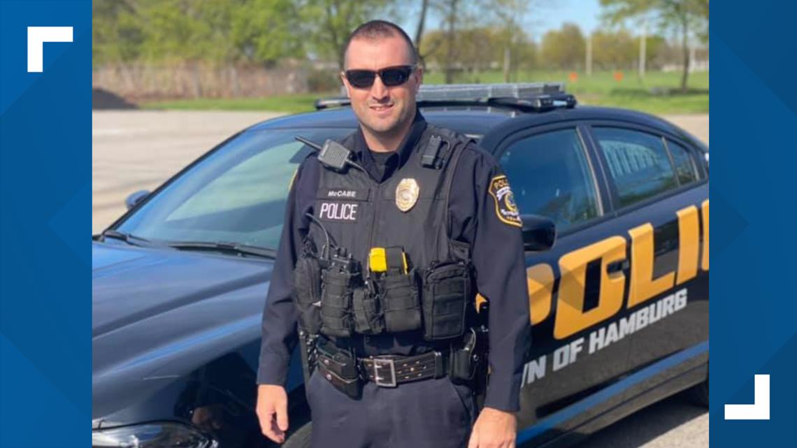 Hamburg Police officer steps in to help woman caught shoplifting birthday presents for child - Vimarsana News