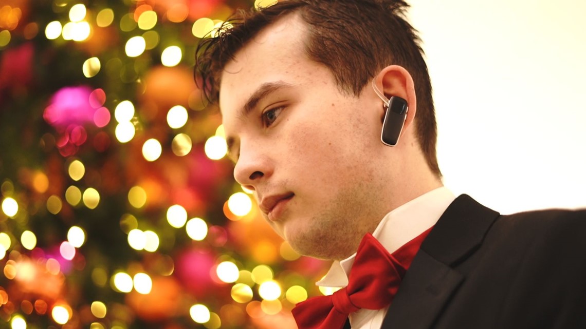 Teen with autism brings cheer at Tampa International Airport - Vimarsana News