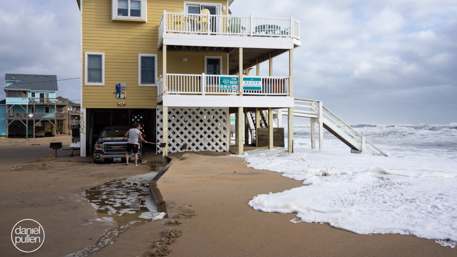 crews-resume-work-to-clear-nc-12-north-of-rodanthe-before-high-tide